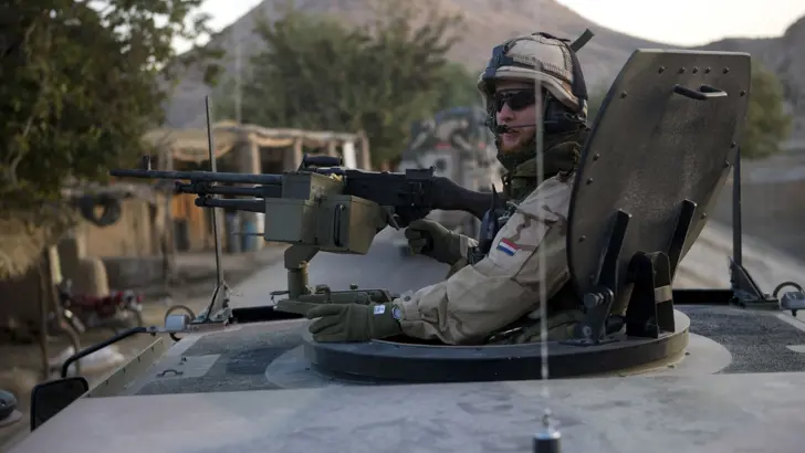 Een boordschutter van een Bushmaster tijdens een rit van Kandahar naar Tarin Kowt.