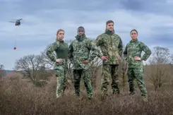 Militairen poseren op de heide in nieuwe kledij.