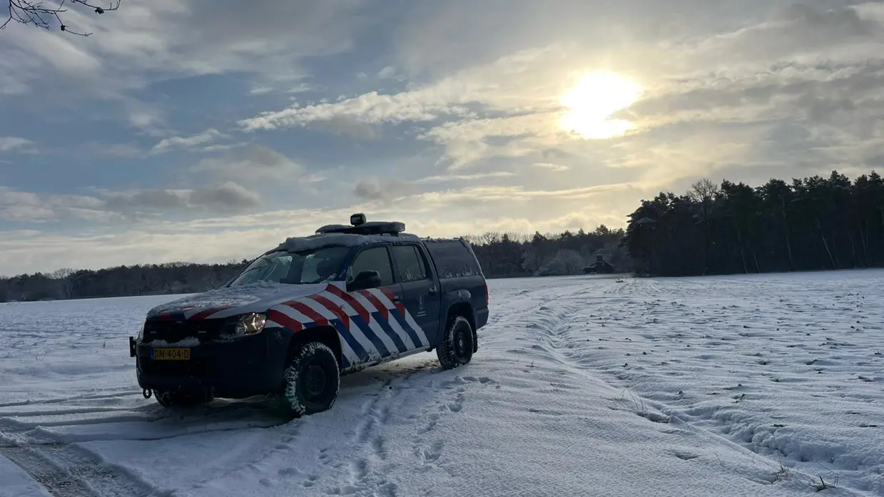 Voertuig van de Marechaussee in de sneeuw. 