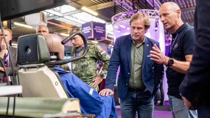 Gijs Tuinman kijkt naar een dummy op een stoel.