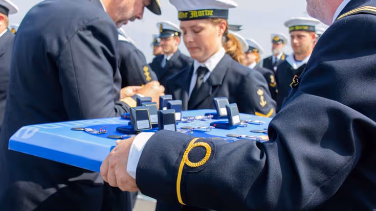 Uitreiking van de Herinneringsmedaille Internationale Missies.