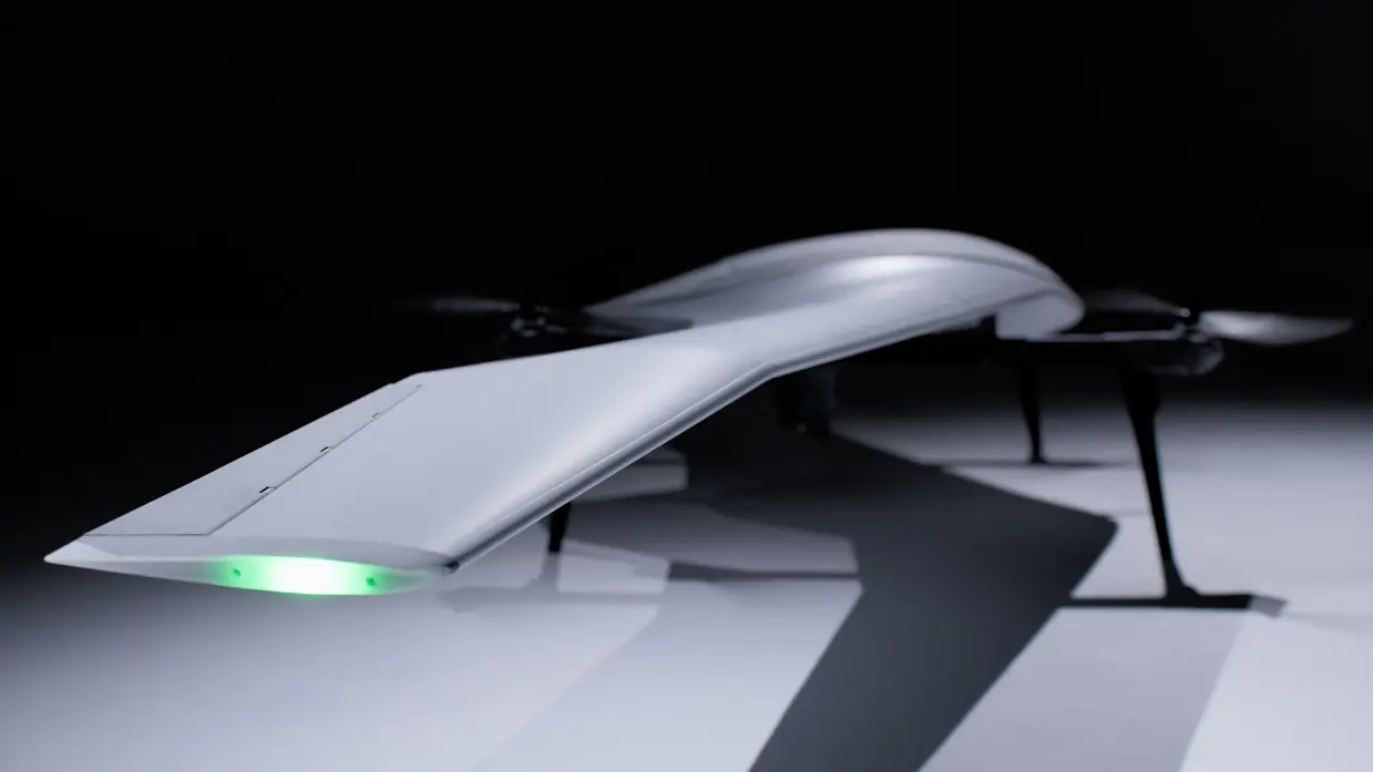 Een drone met groen licht