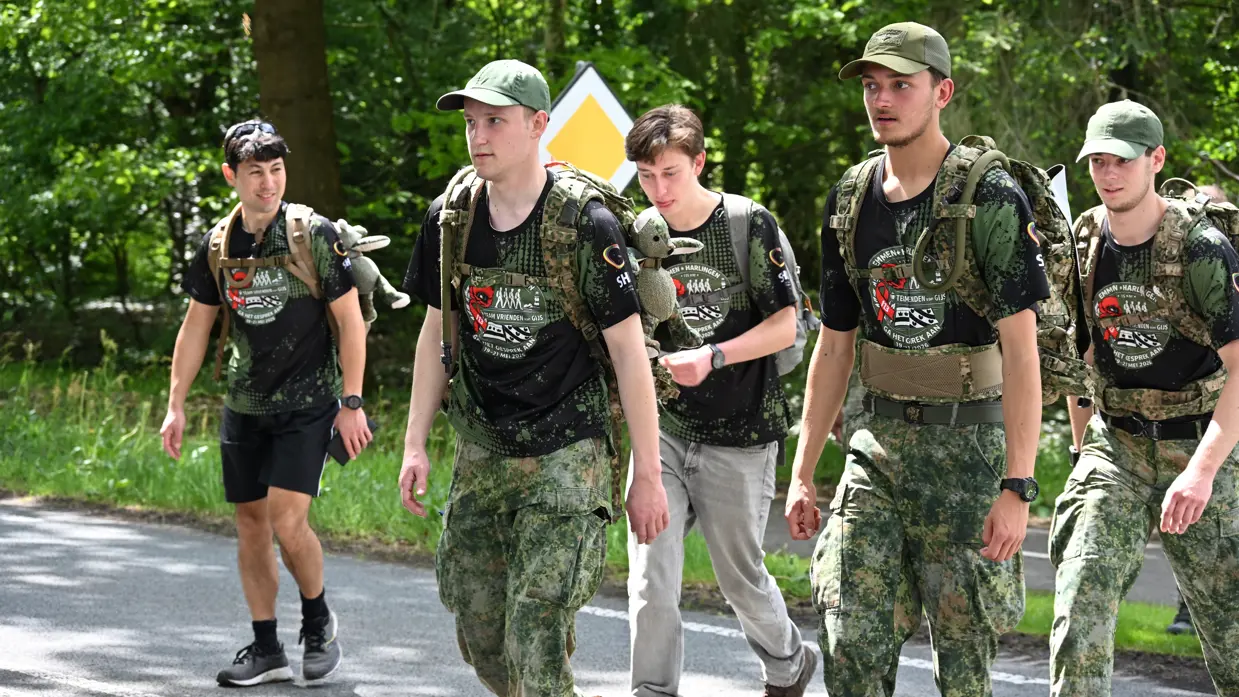 De militairen tijdens de mars.