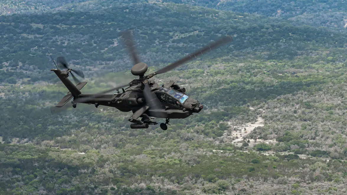 Een Apache vliegend over Texaans landschap.  