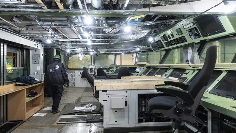 De commandocentrale van Zr.Ms. Holland tijdens onderhoud, met open plafonds en gedemonteerde consoles.&nbsp;