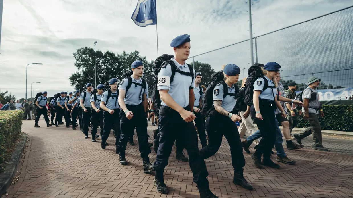 Een detachement van de Koninklijke Marechaussee in actie tijdens de Nijmeegse 4Daagse.