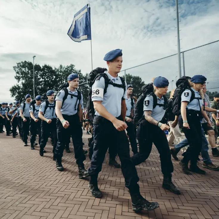 Een detachement van de Koninklijke Marechaussee in actie tijdens de Nijmeegse 4Daagse.
