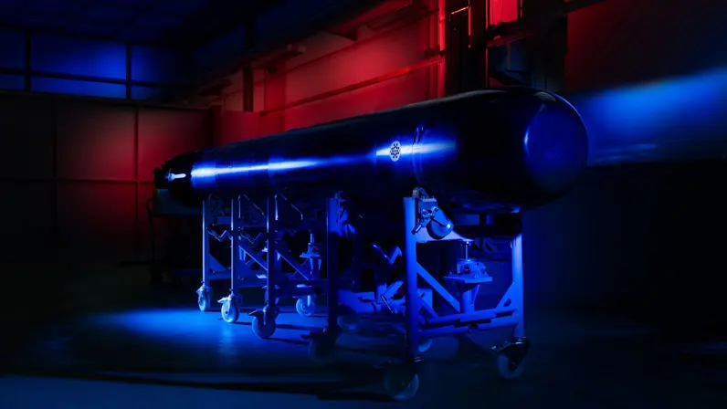 Een F-21-torpedo in een rood licht.