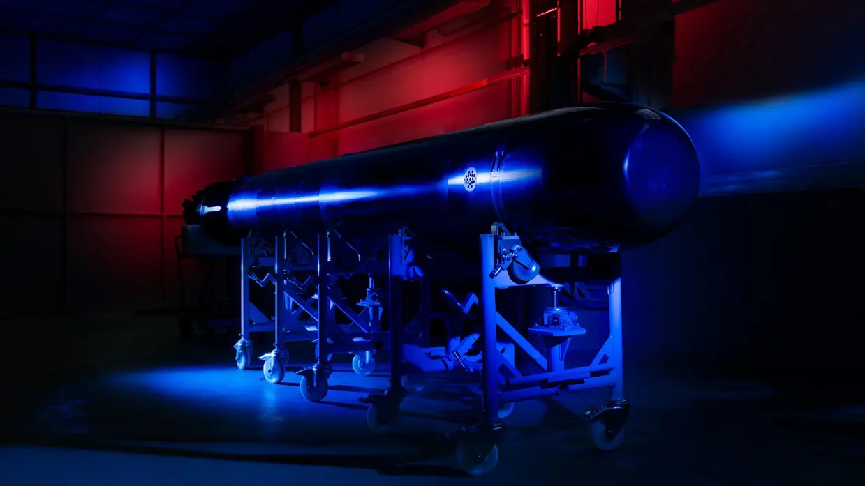 Een F-21-torpedo in een rood licht.