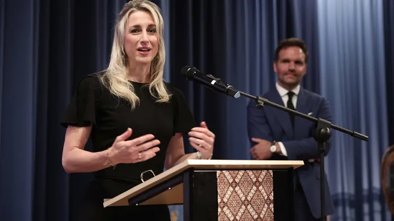 Amber spreekt door de microfoon en maakt daarbij gebruik van haar handen.