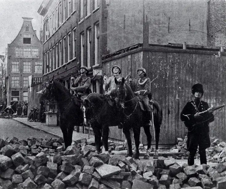 Inzet van politie, militaire politie en marechaussee in de Palmstraat tijdens het Jordaanoproer (Amsterdam, juli 1934). Militairen te paard.