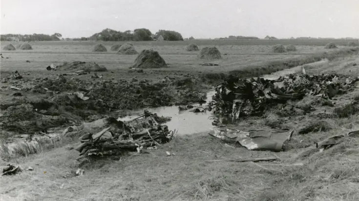 Wrakstukken van een neergestort vliegtuig.