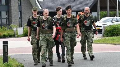 De militairen tijdens de mars.