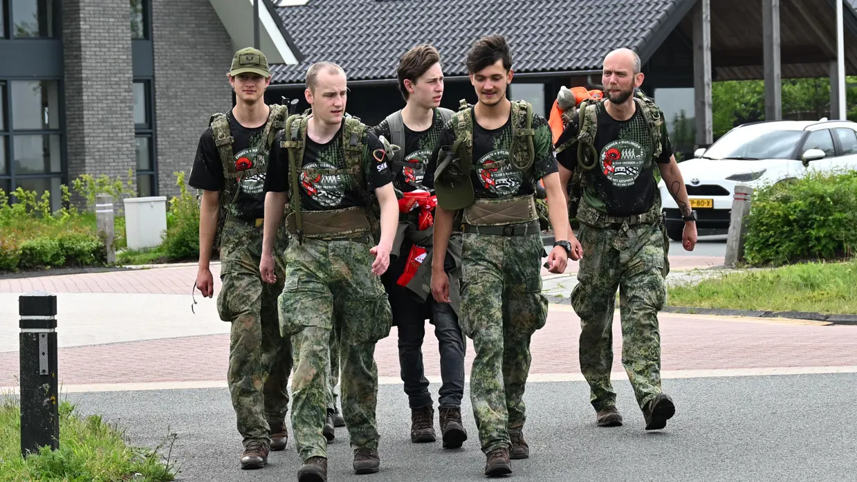 De militairen tijdens de mars.