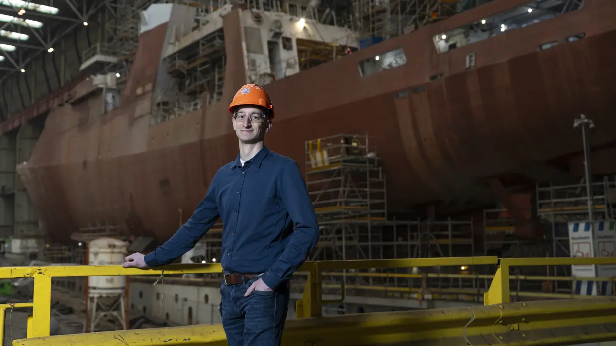 Floris Fortgens, projectleider groot onderhoud, staat op de werf voor Zr.Ms. Holland tijdens onderhoudswerkzaamheden. 