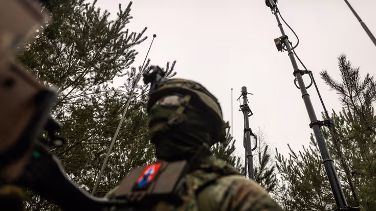 Een militair in het bos die een stabiel netwerk opzet