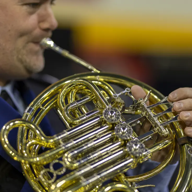 Close-up van een muzikant van het orkest Koninklijke Marechaussee.