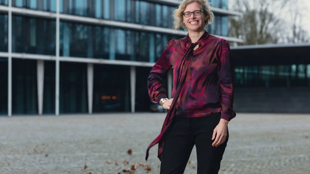 Portretten van Paul Flos in blauw gevechtspak van de marine en Carine van Bentum met een hand in haar zij. 