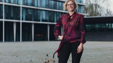 Portretten van Paul Flos in blauw gevechtspak van de marine en Carine van Bentum met een hand in haar zij. 