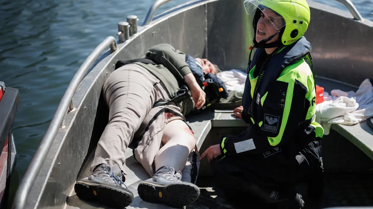 Brandweerman ontfermt zich over een lotusslachtoffer.