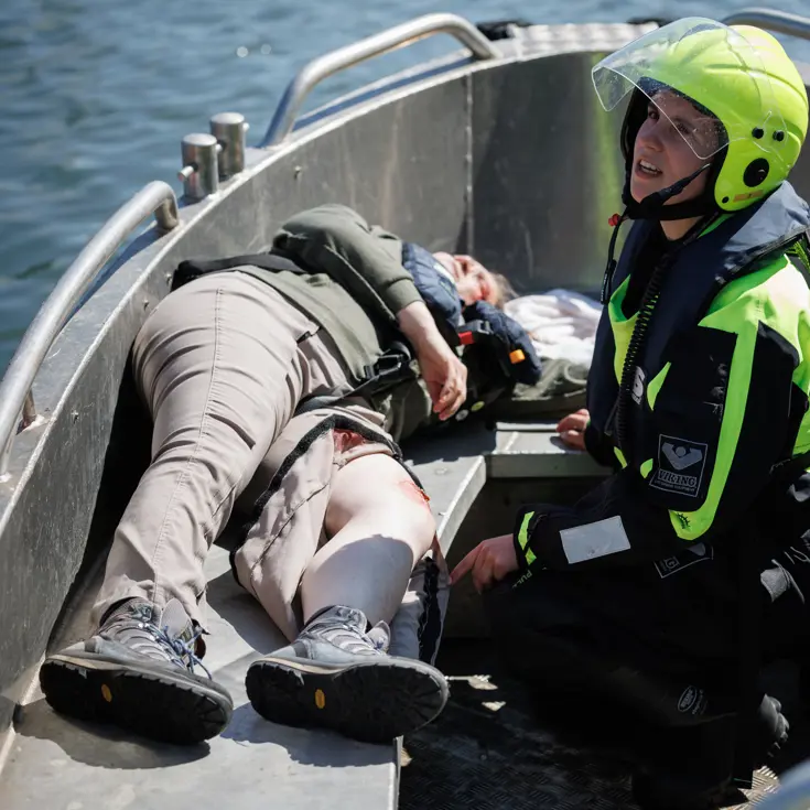 Brandweerman ontfermt zich over een lotusslachtoffer.