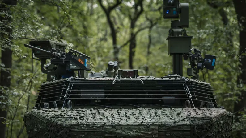 De bovenkant van een militair voertuig met verschillende materialen aan boord.