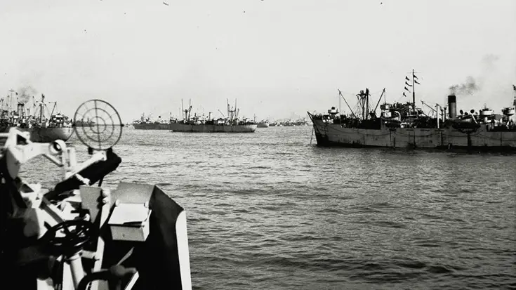 1944: oorlogsschepen op het water.