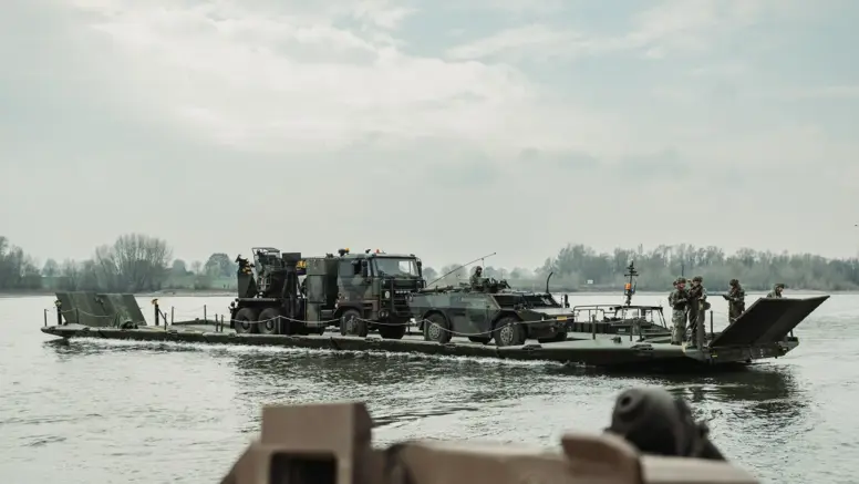 Militair materieel op een mobiel brugsysteem.