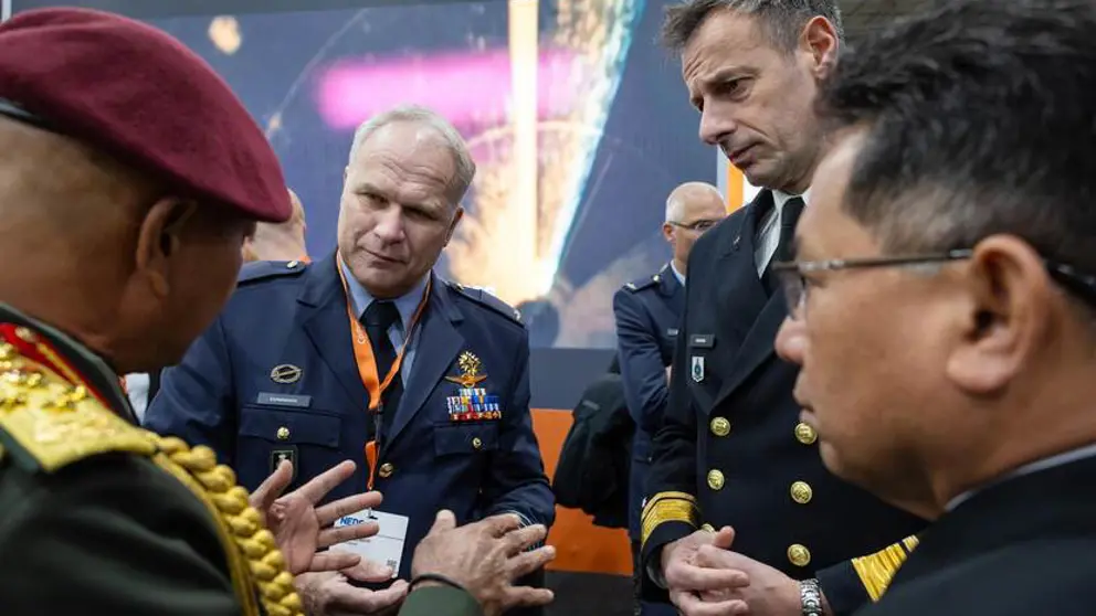 CDS Eichelsheim in gesprek met andere militairen.