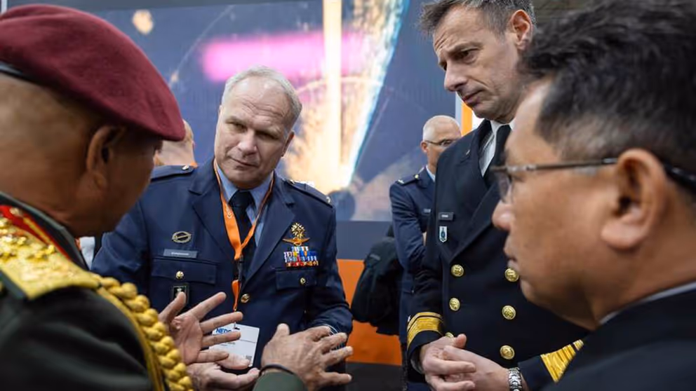 CDS Eichelsheim in gesprek met andere militairen.