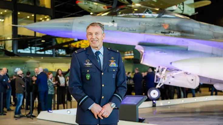 Commodore-vlieger Peter Tankink bij de F-16 MiG-killer.