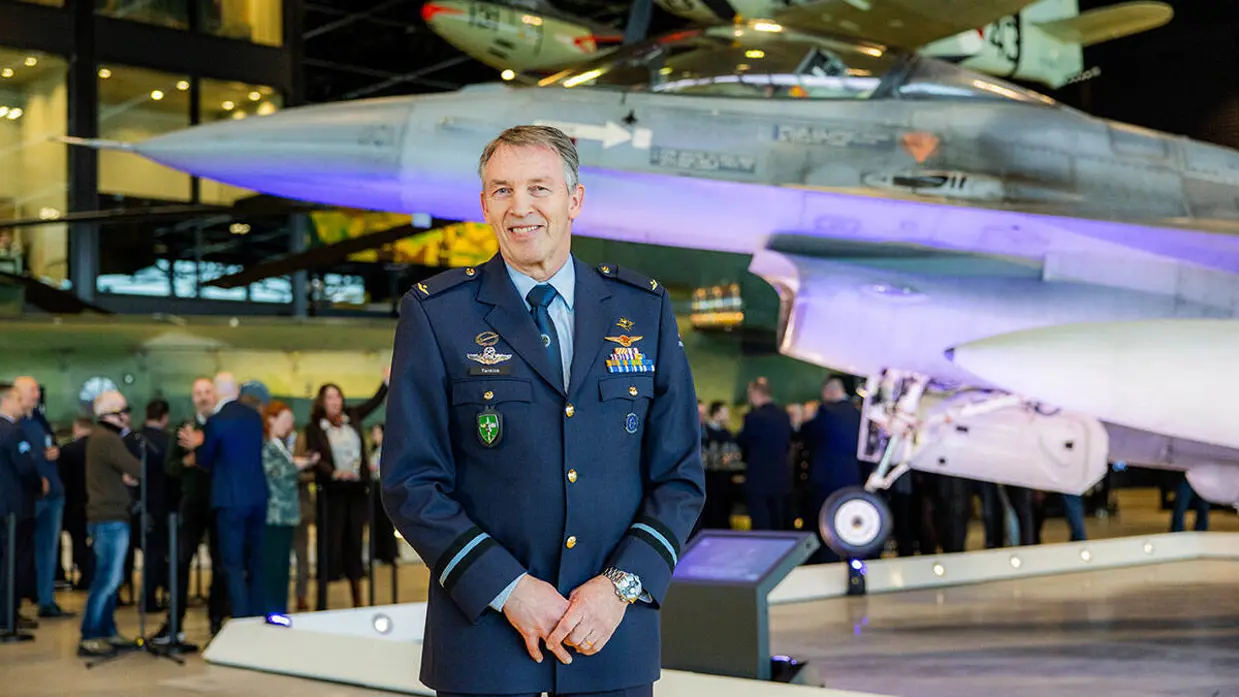 Commodore-vlieger Peter Tankink bij de F-16 MiG-killer.