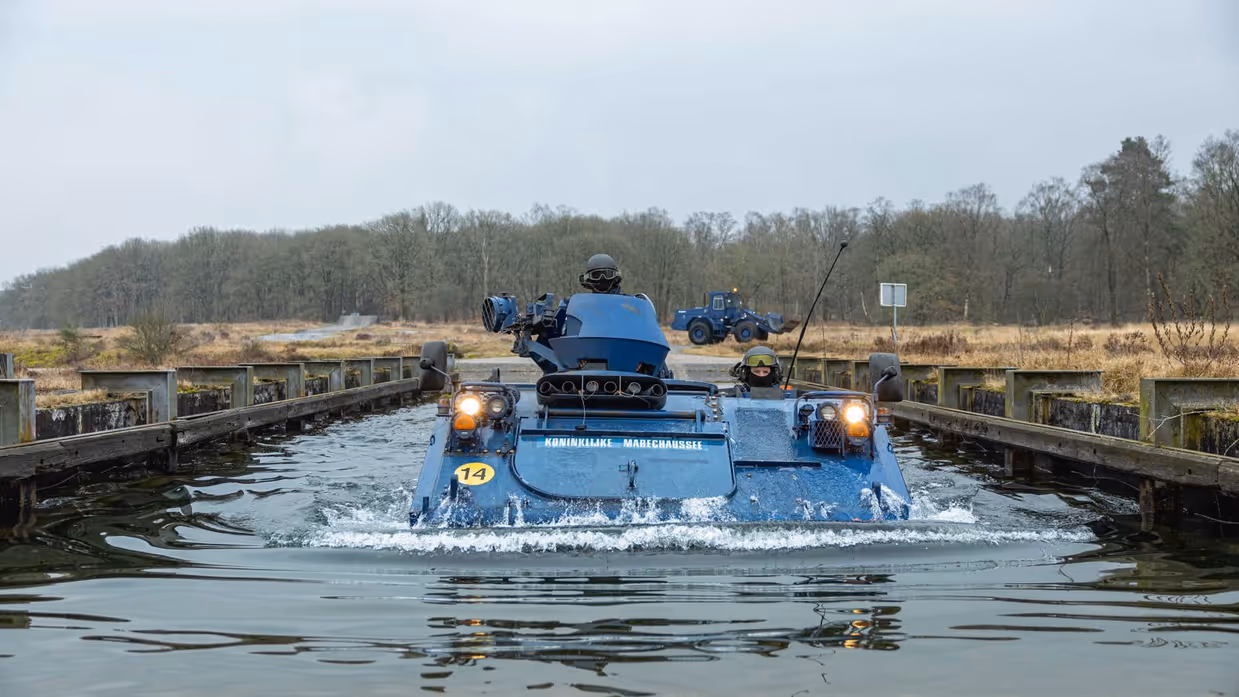 YPR-pantservoertuig door waterbad.