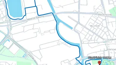  Links: Een groep mensen in militaire uniformen met donkerblauwe petten staat in de buitenlucht te klappen, met een rood bakstenen gebouw en andere militairen op de achtergrond. Rechts: Routekaart van het traject dat Ties heeft gelopen.