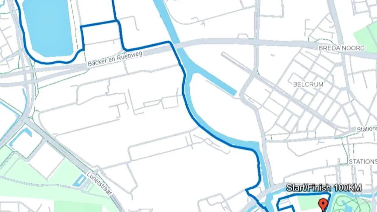  Links: Een groep mensen in militaire uniformen met donkerblauwe petten staat in de buitenlucht te klappen, met een rood bakstenen gebouw en andere militairen op de achtergrond. Rechts: Routekaart van het traject dat Ties heeft gelopen.