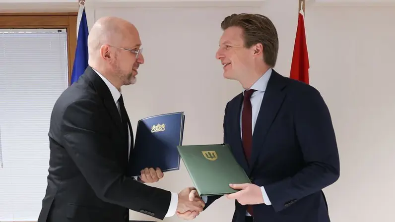 Brekelmans en zijn Oekraïense collega schudden elkaar de hand. 