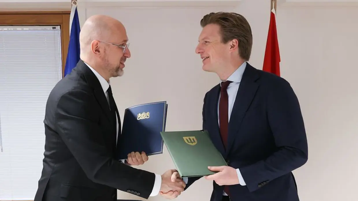 Brekelmans en zijn Oekraïense collega schudden elkaar de hand. 