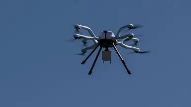 Een oranje onderwaterdrone half ondergedoken in het water. Op de andere foto een vliegende drone met meerdere rotoren.&nbsp;