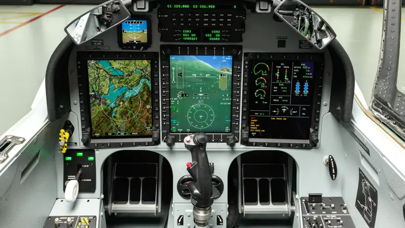Een cockpit vol geavanceerde beeldschermen van een lesvliegtuig. 