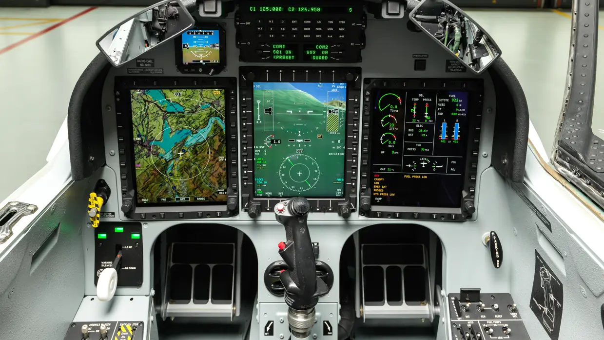 Een cockpit vol geavanceerde beeldschermen van een lesvliegtuig. 