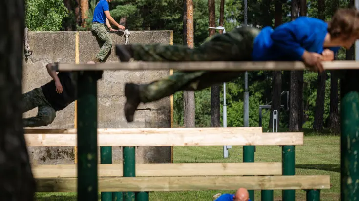 Militairen knappen een hindernisbaan op