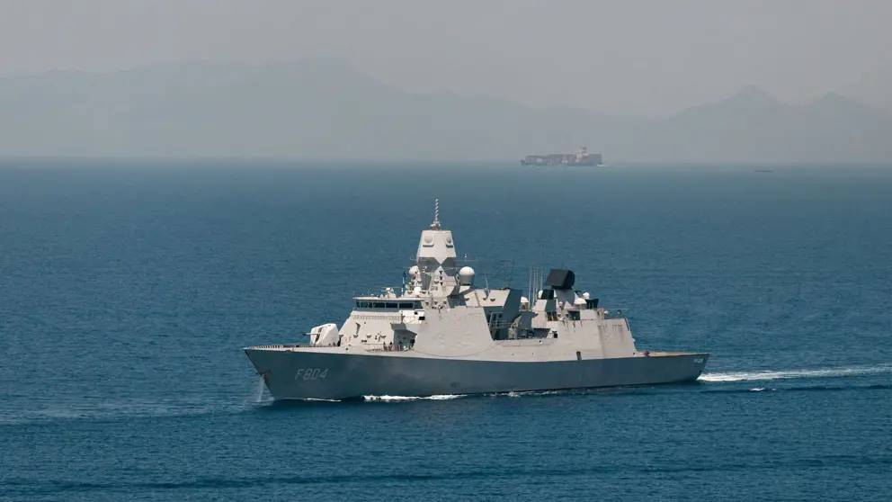 Een marineschip op open zee.