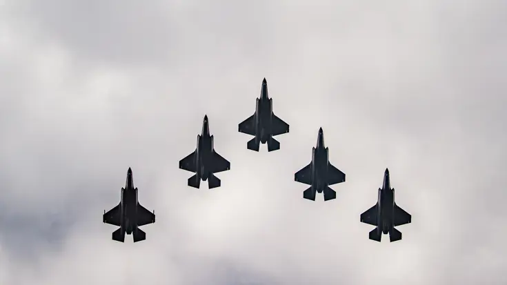 5 F-35-gevechtsvliegtuigen vliegen door het luchtruim