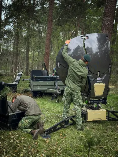 Militairen die een satelliet opzetten.