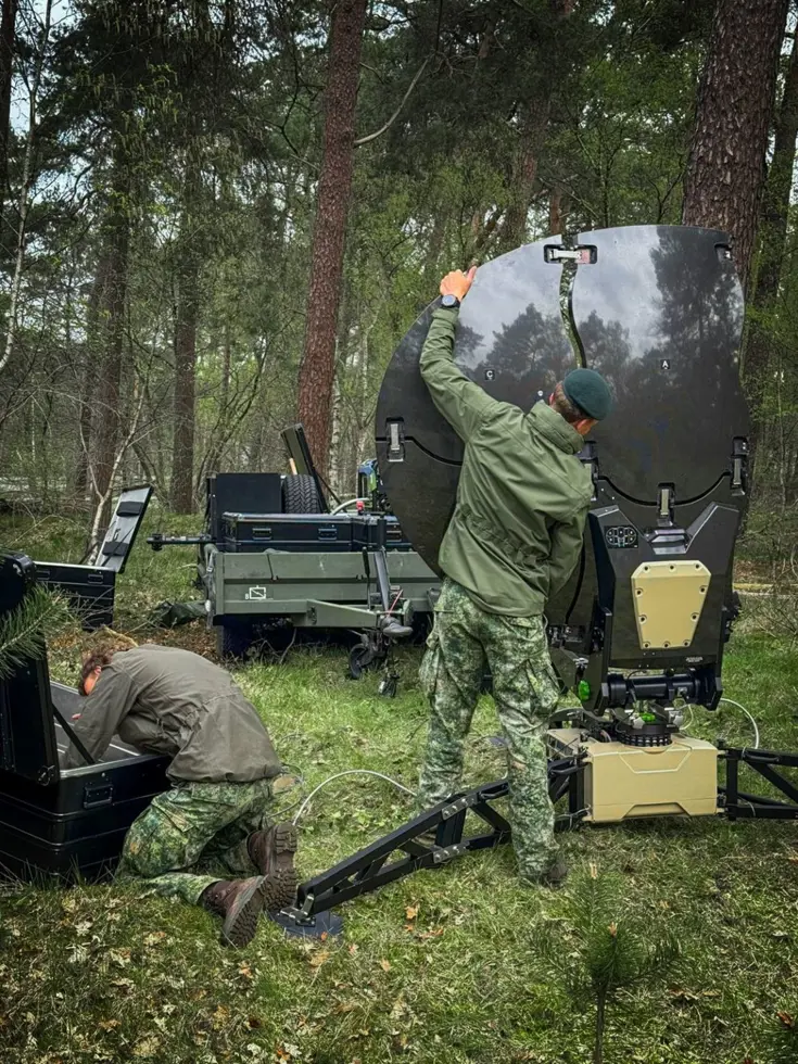 Militairen die een satelliet opzetten.