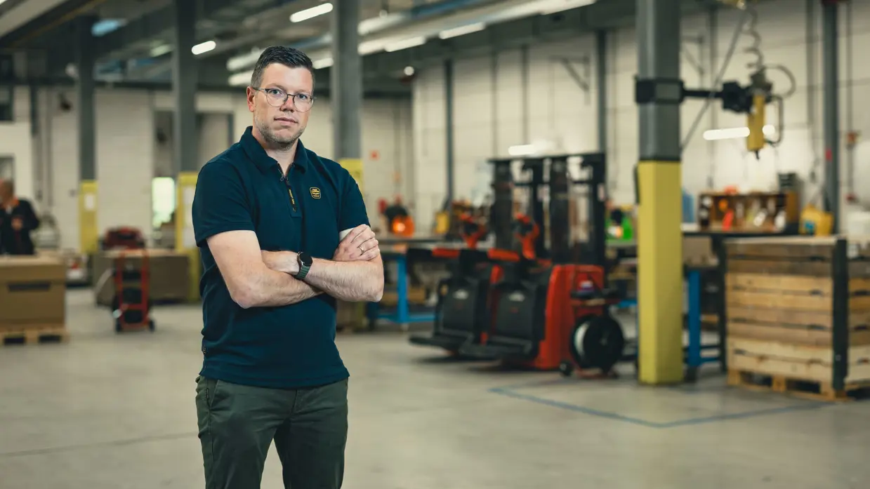System integrator Nick draagt een blauwe polo en kijkt in de camera.