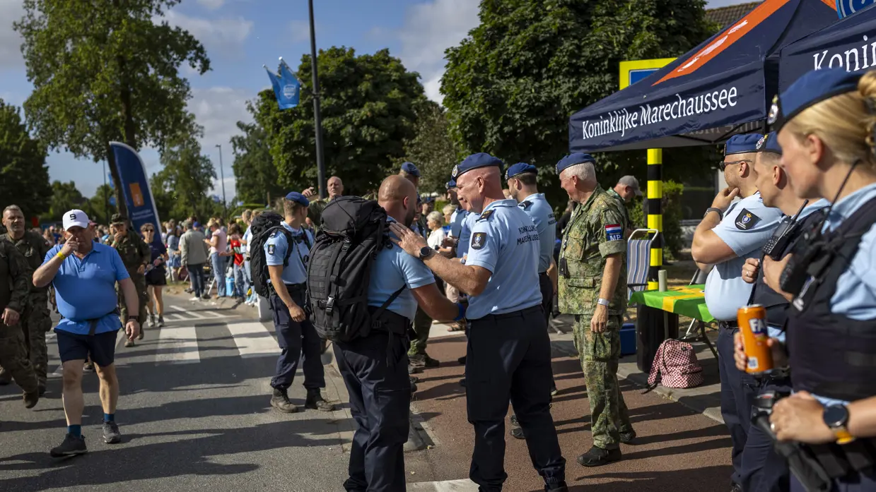 Marechaussees ontmoeten elkaar bij het meetingpoint tijdens de 4Daagse.