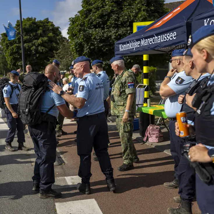 Marechaussees ontmoeten elkaar bij het meetingpoint tijdens de 4Daagse.