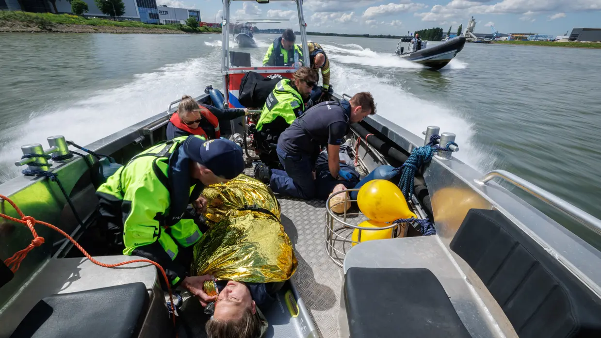 Collega’s van de Marechaussee, brandweer en Rijkswaterstaat ontfermen zich in een vaartuig over meerdere slachtoffers in een fictief scenario. 
