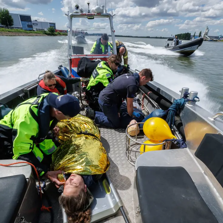 Collega’s van de Marechaussee, brandweer en Rijkswaterstaat ontfermen zich in een vaartuig over meerdere slachtoffers in een fictief scenario. 